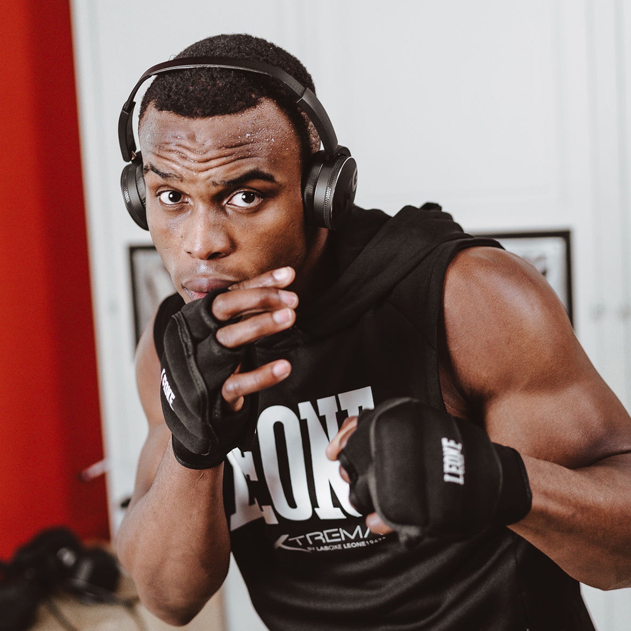 LOGO HOODED SLEEVELESS SWEATSHIRT