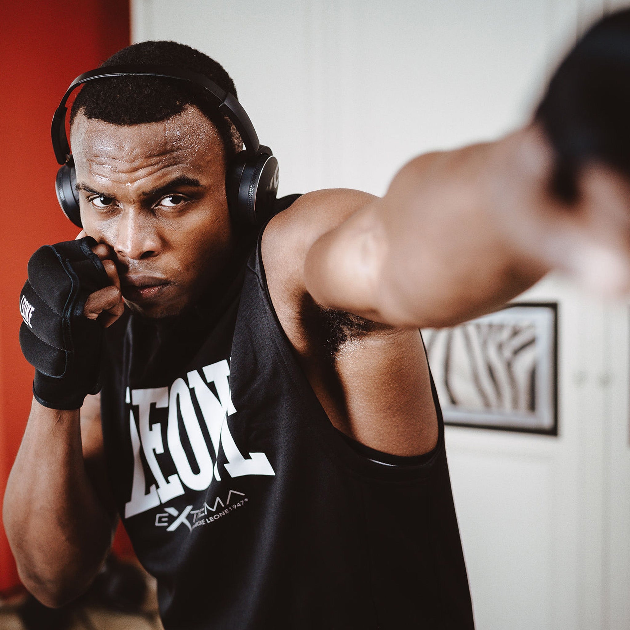 LOGO HOODED SLEEVELESS SWEATSHIRT