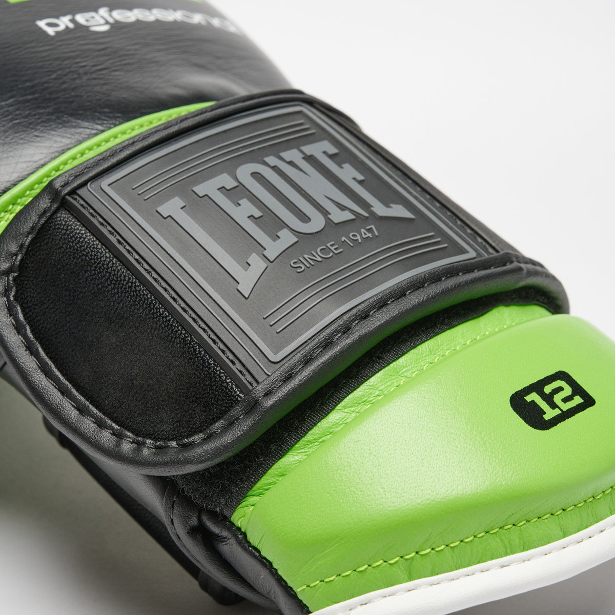 Leone 1947 GN115 Professional 2 boxing gloves view 3